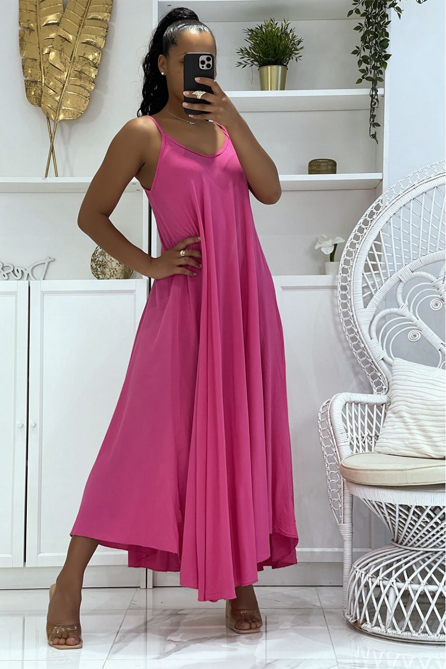 Longue robe fuchsia simple fluide et confortable avec jolies bretelles fines et décolleté léger