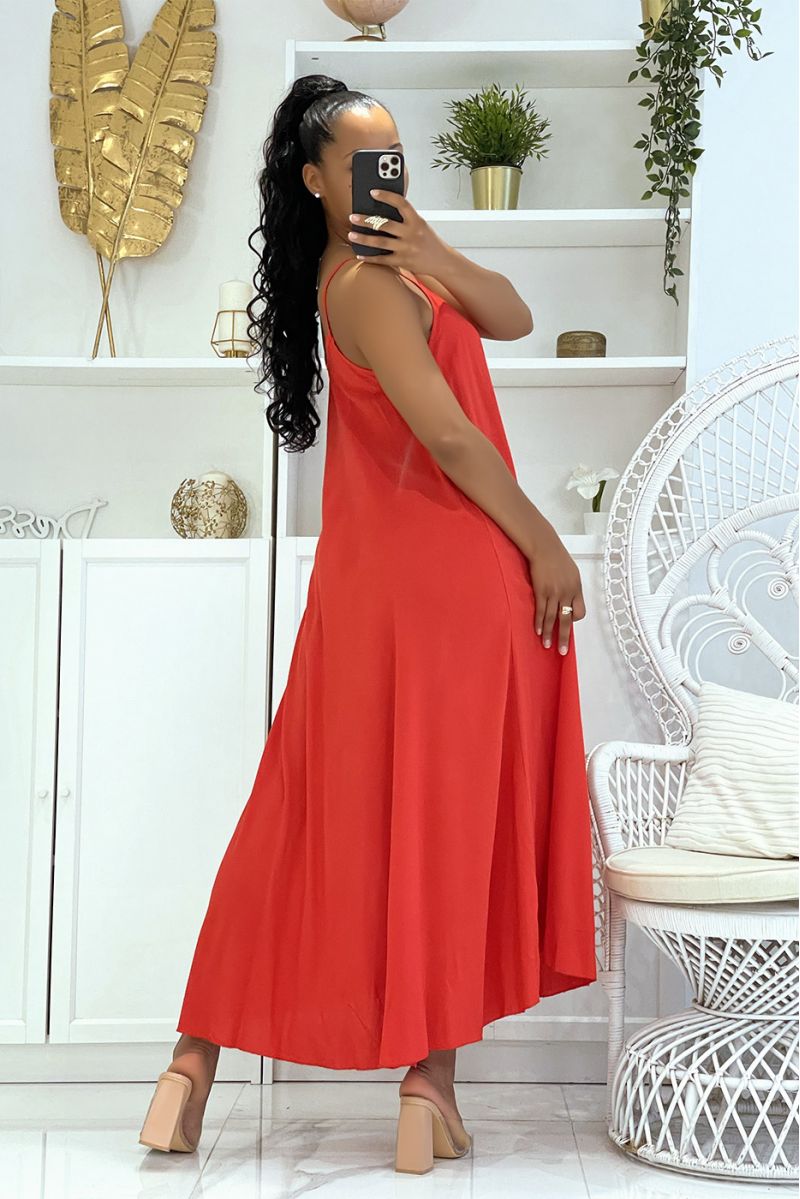 Long simple fluid and comfortable red dress with pretty thin straps and light neckline - 4