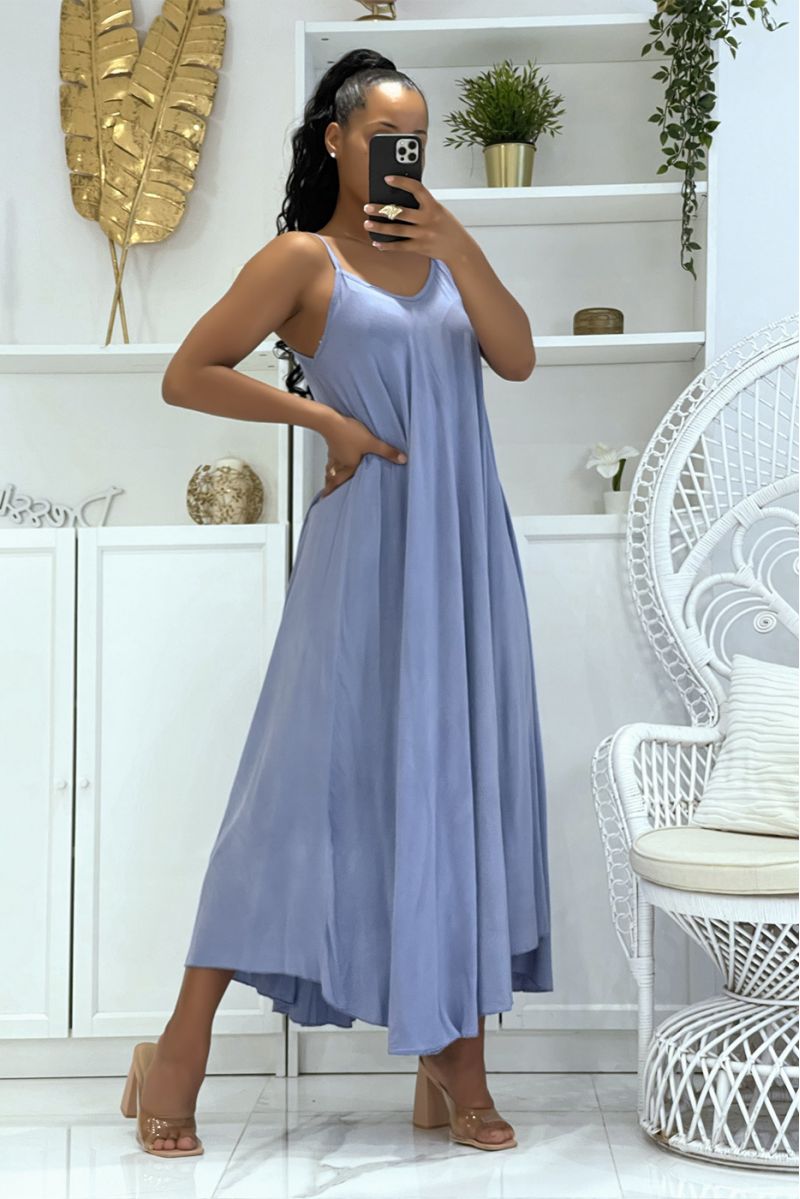 Lange eenvoudige soepele en comfortabele blauwe jurk met mooie dunne bandjes en lichte halslijn - 1