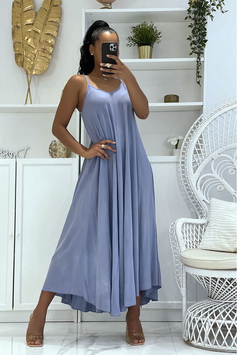 Lange eenvoudige soepele en comfortabele blauwe jurk met mooie dunne bandjes en lichte halslijn - 2