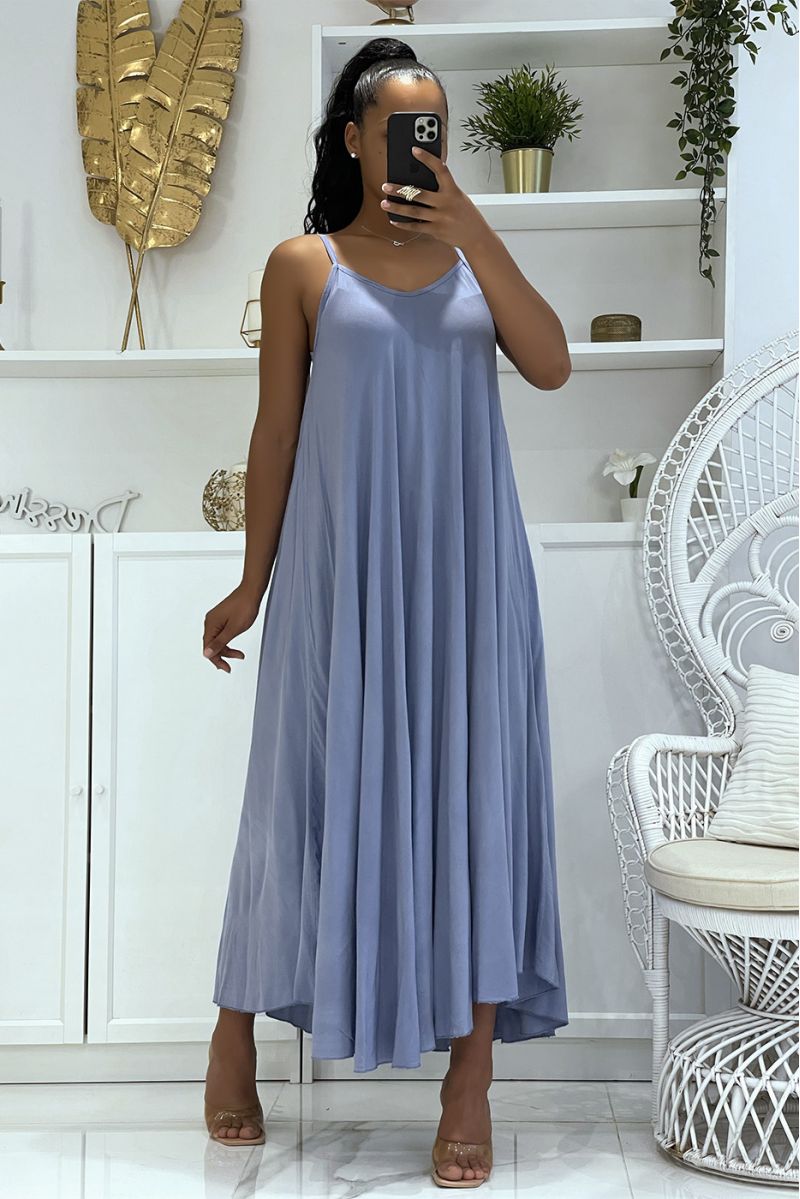 Lange eenvoudige soepele en comfortabele blauwe jurk met mooie dunne bandjes en lichte halslijn - 3