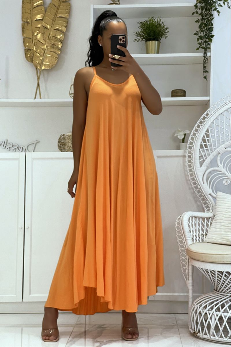 Lange eenvoudige soepele en comfortabele oranje jurk met mooie dunne bandjes en lichte halslijn - 1