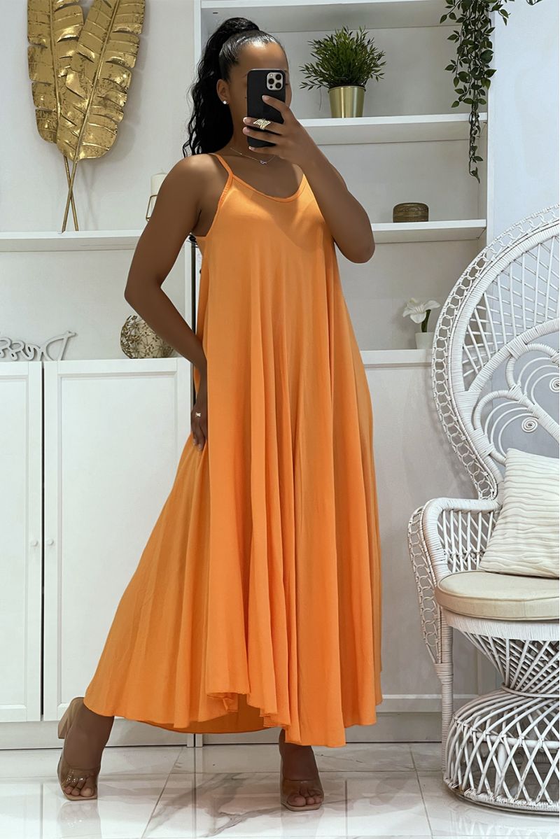 Lange eenvoudige soepele en comfortabele oranje jurk met mooie dunne bandjes en lichte halslijn - 2