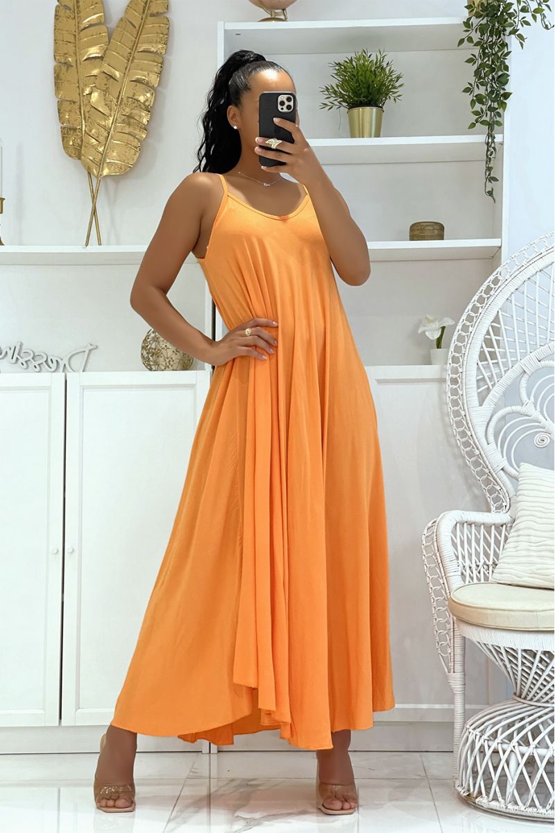 Lange eenvoudige soepele en comfortabele oranje jurk met mooie dunne bandjes en lichte halslijn - 3