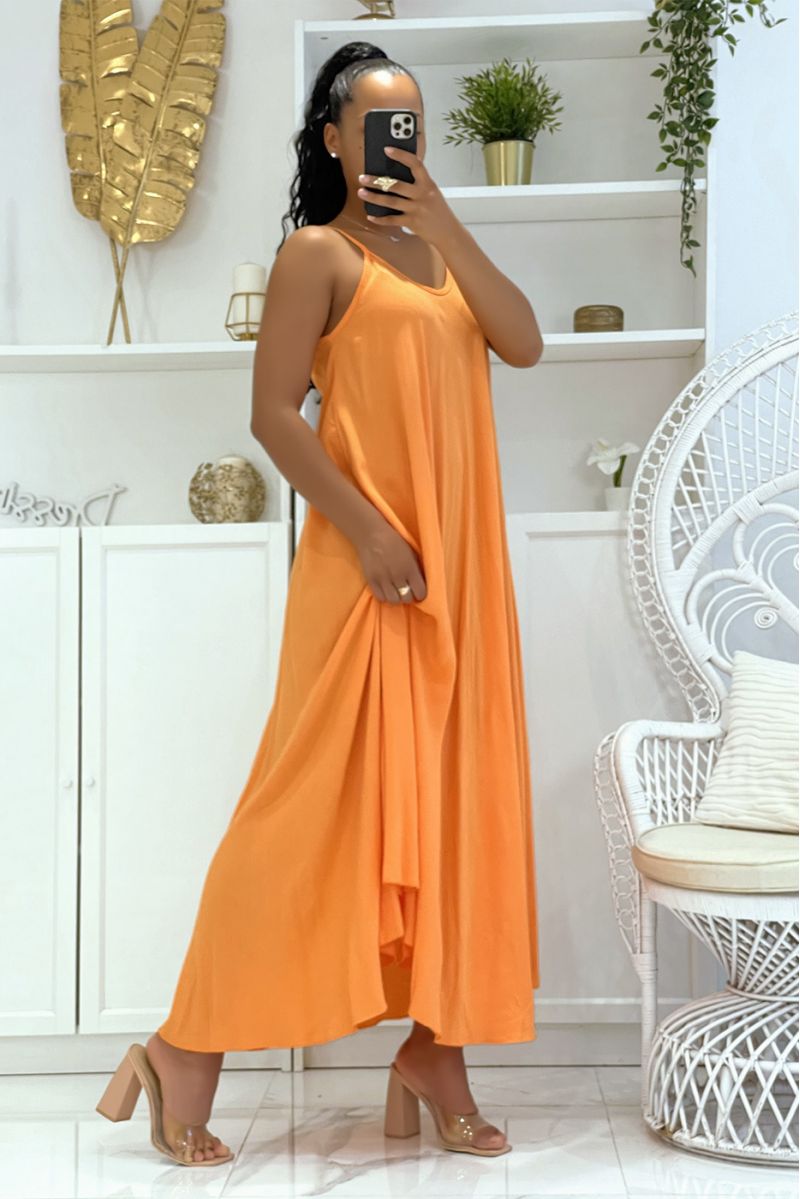 Lange eenvoudige soepele en comfortabele oranje jurk met mooie dunne bandjes en lichte halslijn - 4