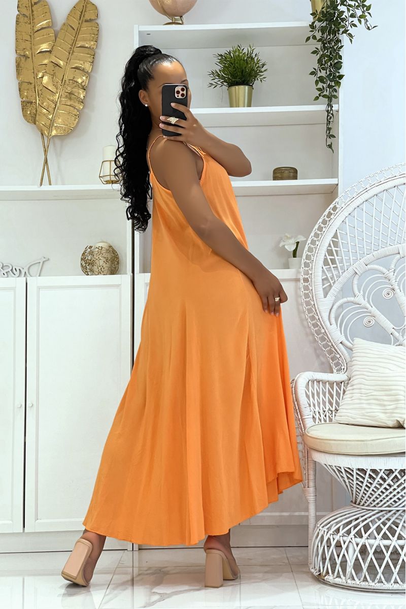 Lange eenvoudige soepele en comfortabele oranje jurk met mooie dunne bandjes en lichte halslijn - 5