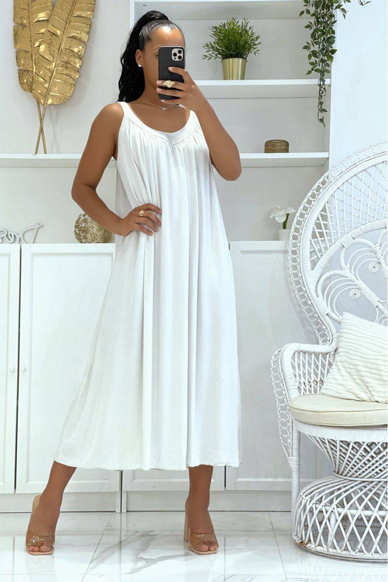 Longue robe grise oversize à bretelles larges et ajourée au col à la fois classique tendance et confortable - 2