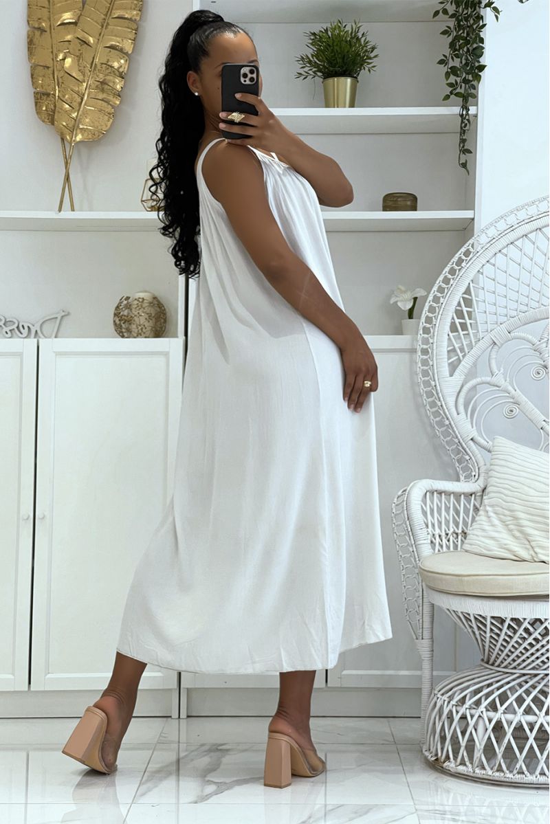 Lange oversized grijze jurk met brede bandjes en opengewerkte kraag die zowel klassiek, trendy als comfortabel is - 4