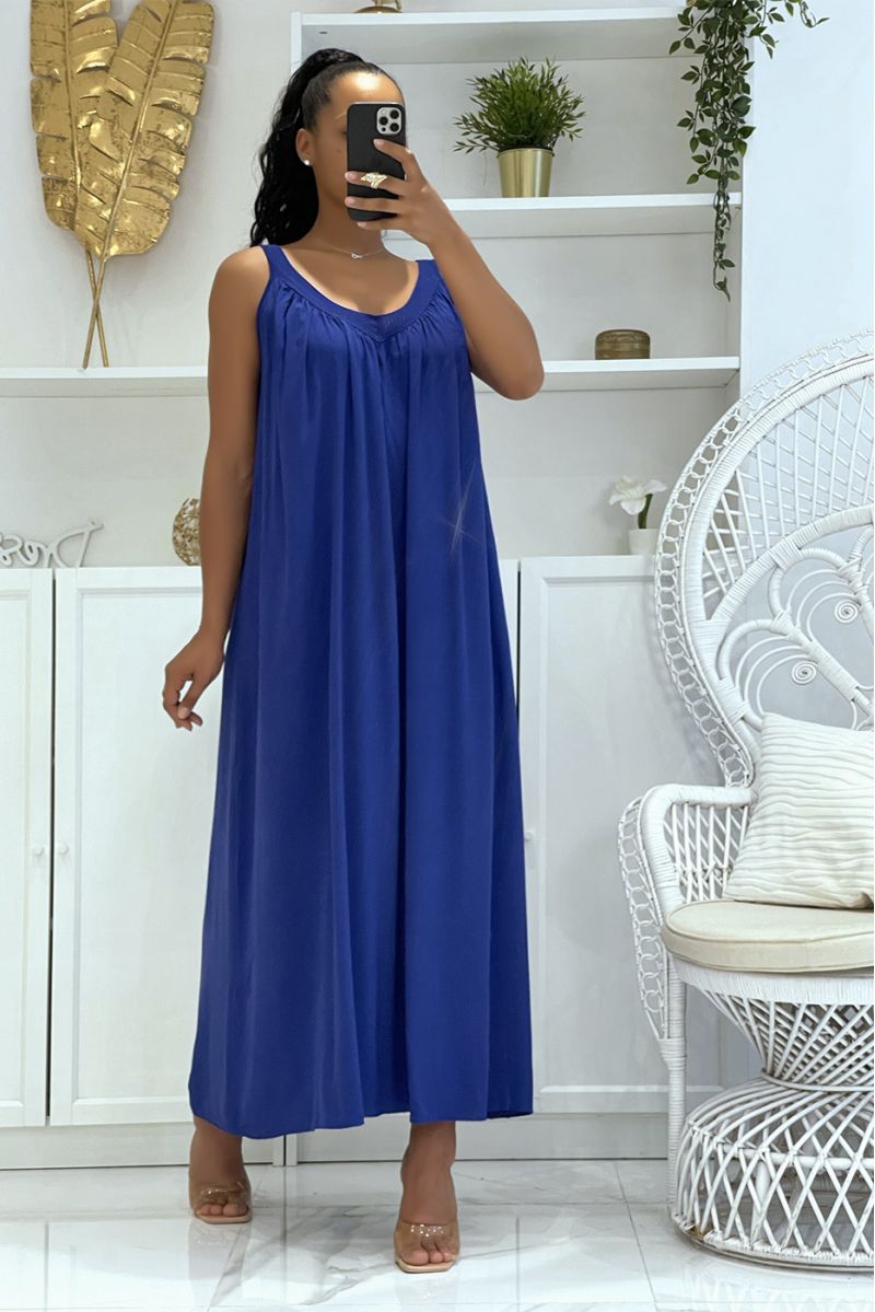 Longue robe royale oversize à bretelles larges et ajourée au col à la fois classique tendance et confortable - 4