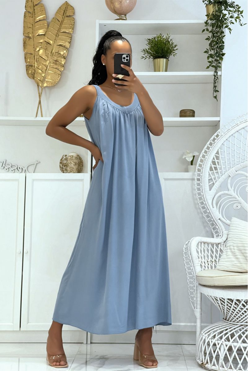 Lange oversized blauwe jurk met brede bandjes en opengewerkte kraag, zowel klassiek, trendy als comfortabel - 1