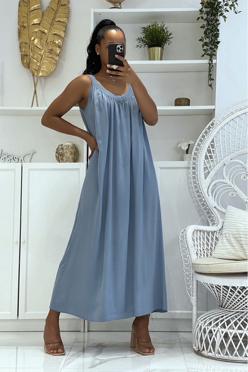 Lange oversized blauwe jurk met brede bandjes en opengewerkte kraag, zowel klassiek, trendy als comfortabel - 2