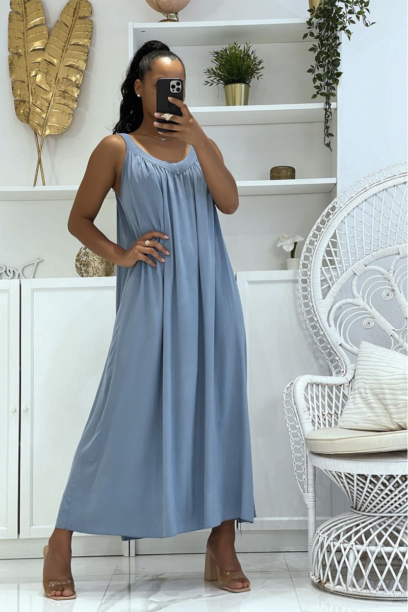 Lange oversized blauwe jurk met brede bandjes en opengewerkte kraag, zowel klassiek, trendy als comfortabel - 3