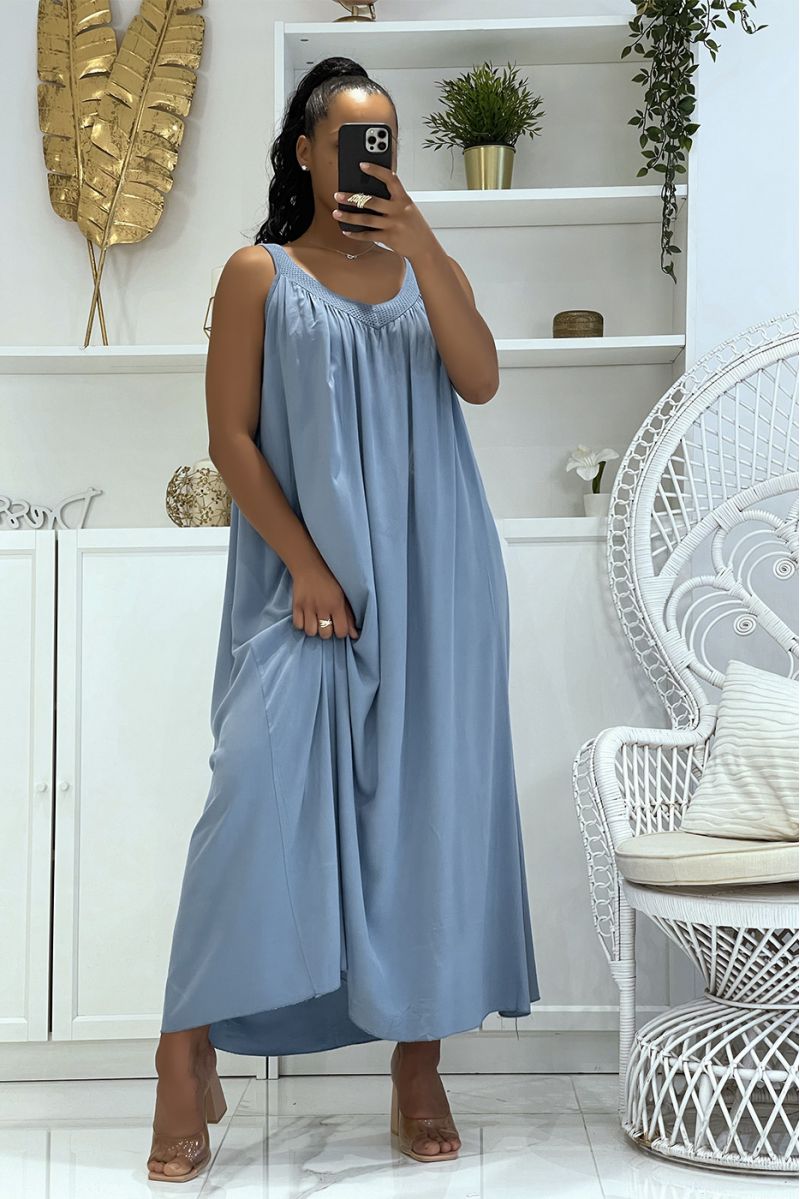 Lange oversized blauwe jurk met brede bandjes en opengewerkte kraag, zowel klassiek, trendy als comfortabel - 4
