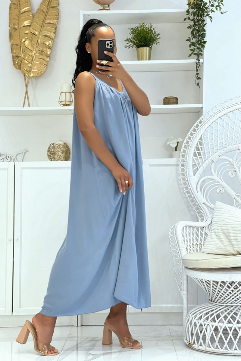 Lange oversized blauwe jurk met brede bandjes en opengewerkte kraag, zowel klassiek, trendy als comfortabel - 5