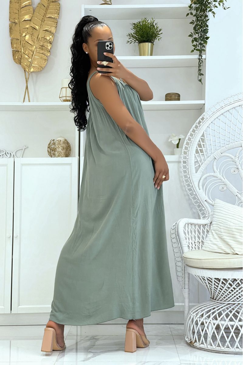 Longue robe kaki oversize à bretelles larges et ajourée au col à la fois classique tendance et confortable - 4