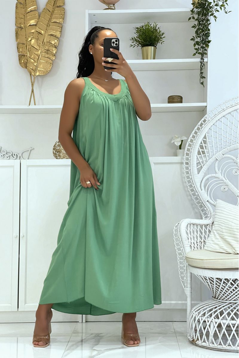 Lange oversized groene jurk met brede bandjes en opengewerkte kraag die zowel klassiek, trendy als comfortabel is - 1
