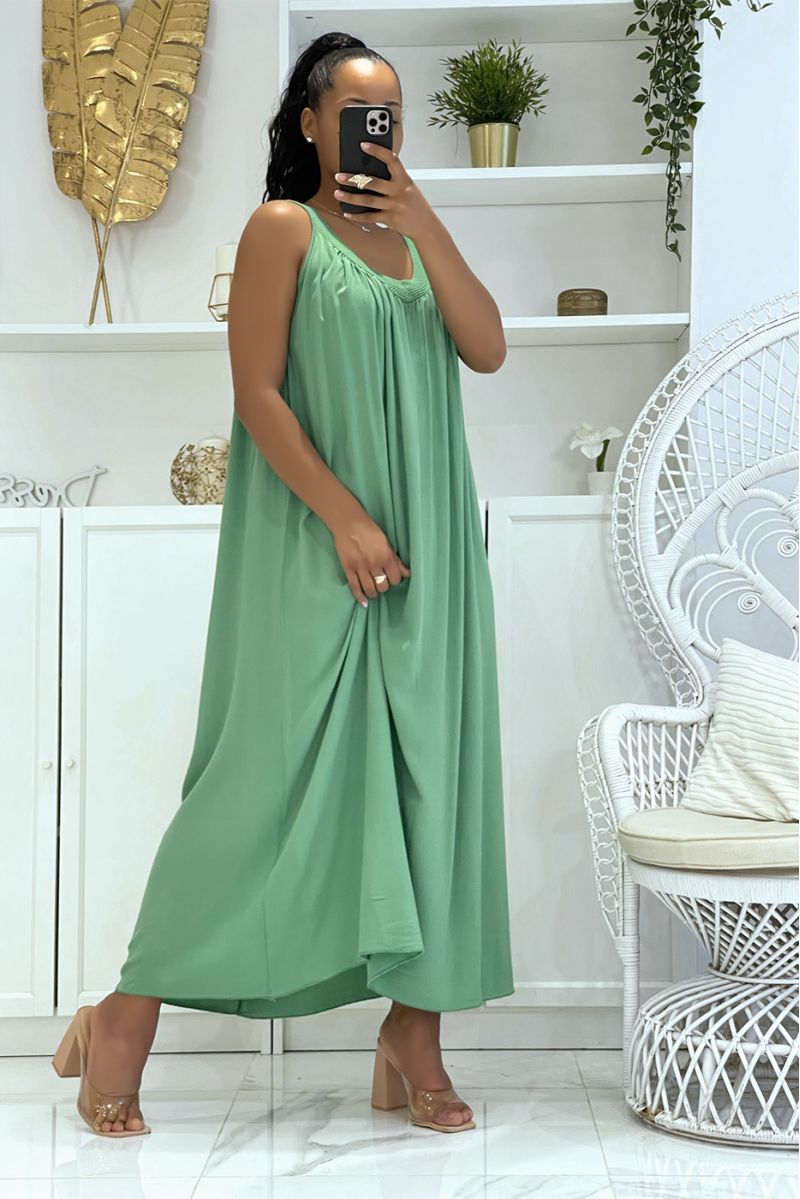 Lange oversized groene jurk met brede bandjes en opengewerkte kraag die zowel klassiek, trendy als comfortabel is - 2