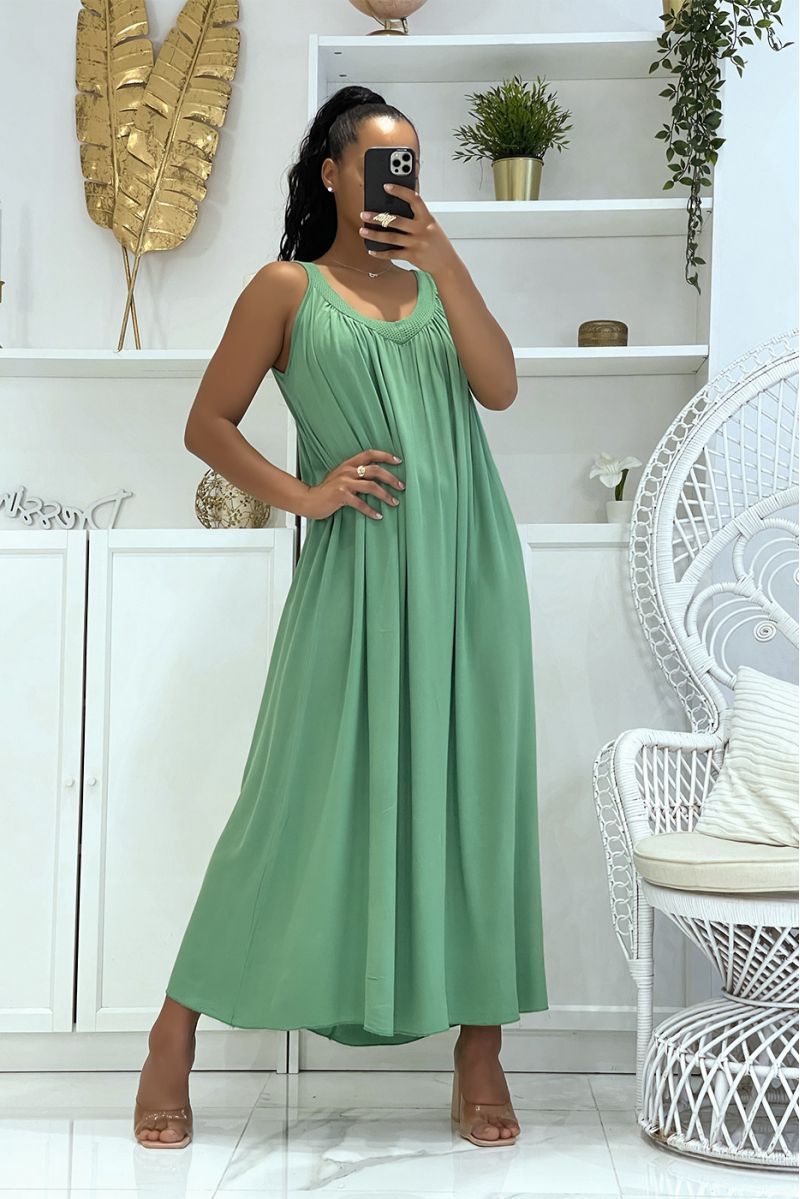 Lange oversized groene jurk met brede bandjes en opengewerkte kraag die zowel klassiek, trendy als comfortabel is - 3