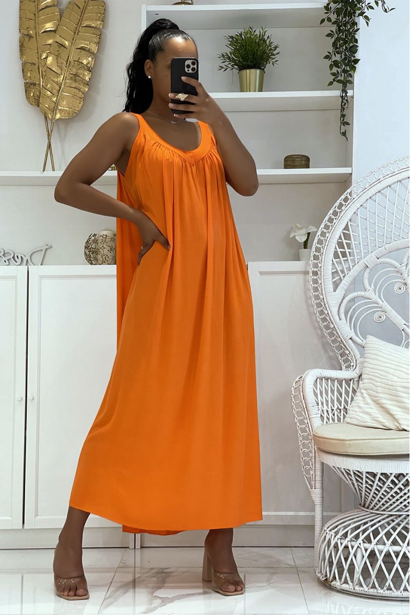 Longue robe orange oversize à bretelles larges et ajourée au col à la fois classique tendance et confortable - 1