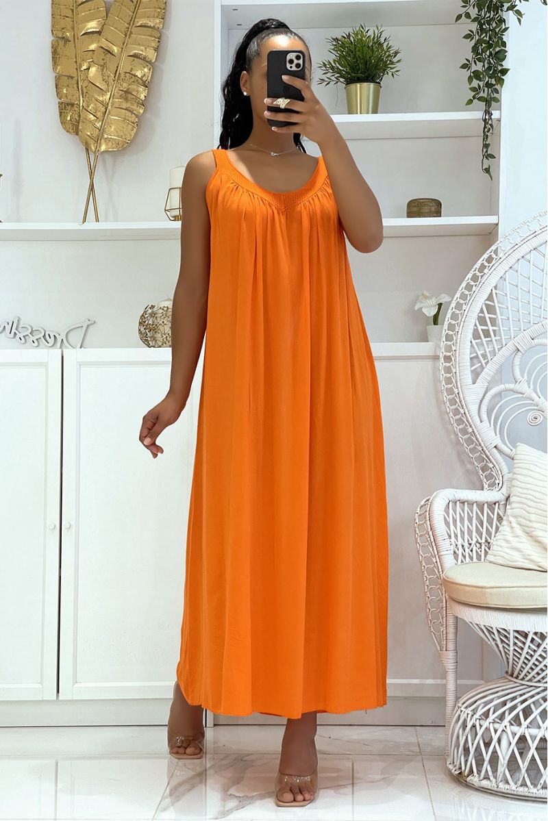 Longue robe orange oversize à bretelles larges et ajourée au col à la fois classique tendance et confortable - 3
