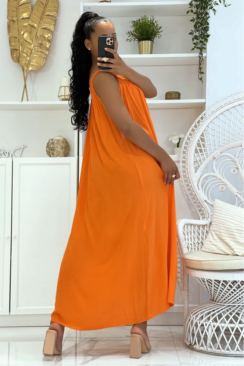 Longue robe orange oversize à bretelles larges et ajourée au col à la fois classique tendance et confortable - 5