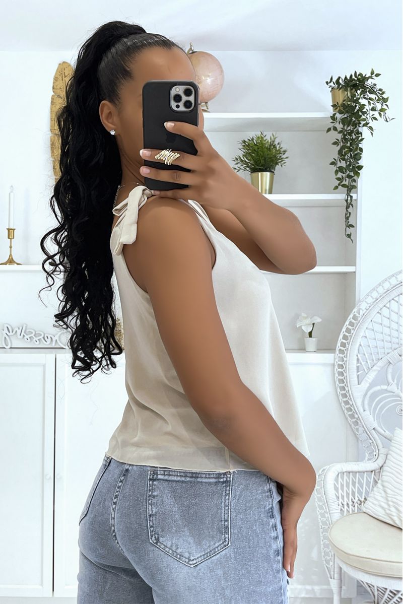 Beige tanktop met strik op de bandjes en kleine knoopjes op de borst - 2 Beige tanktop met strik op de bandjes en kleine knoopjes op de borst - 2