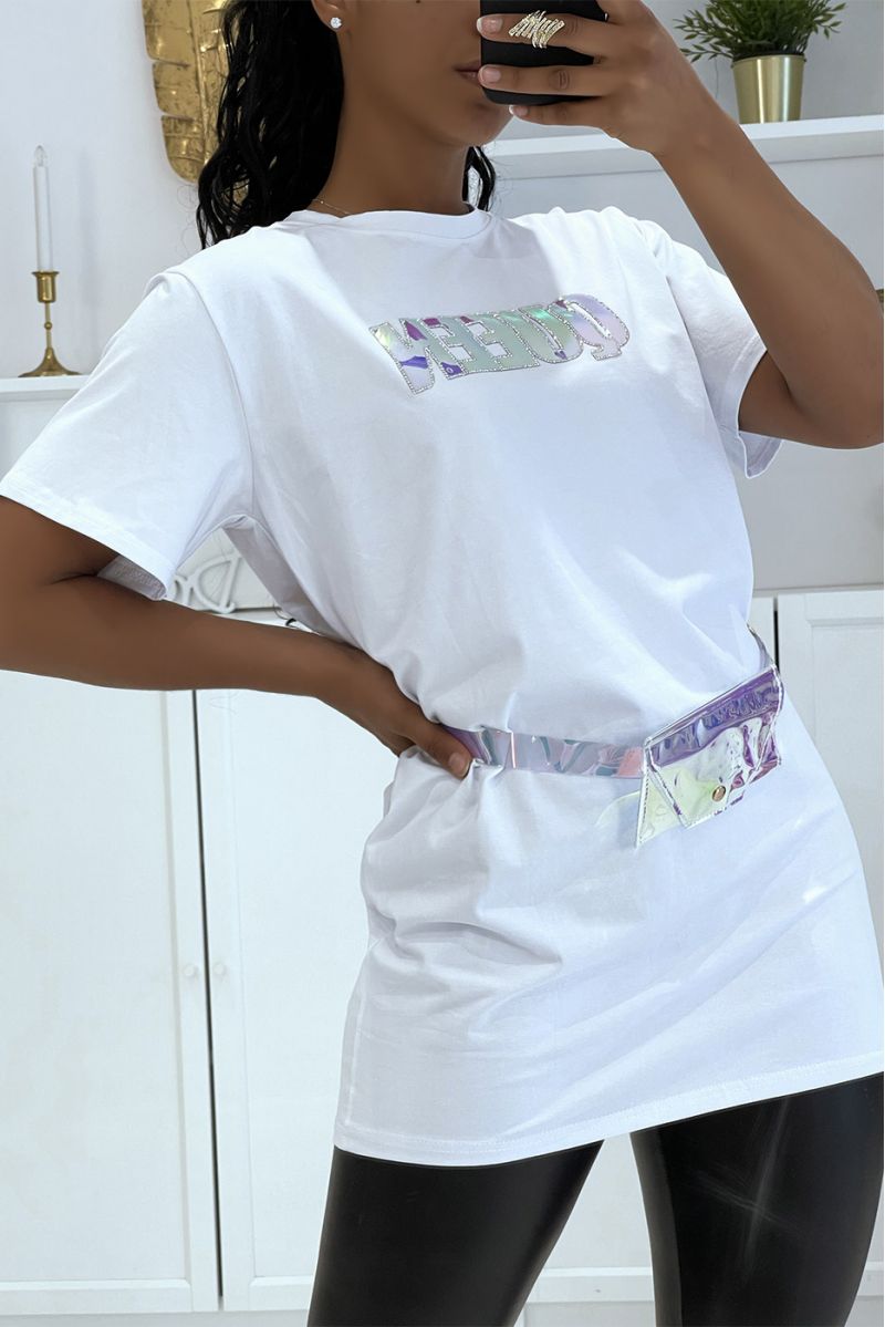 Oversized white T-shirt with "Queen" writing on the chest and pretty neon banana belt - 2