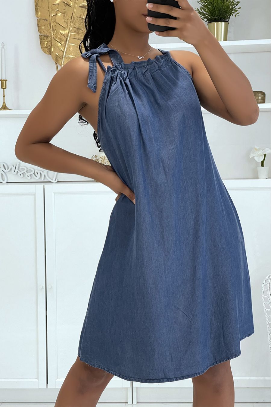 Marineblauwe jurk met denimeffect, elastische opstaande kraag en brede bandjes - 5