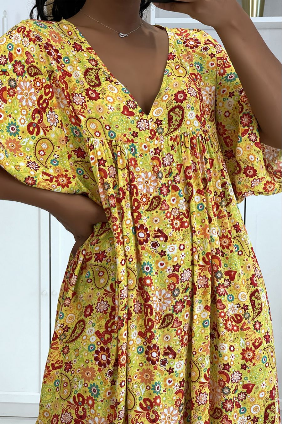 Lange gele jurk met een super trendy print voor het seizoen, los en comfortabel - 1