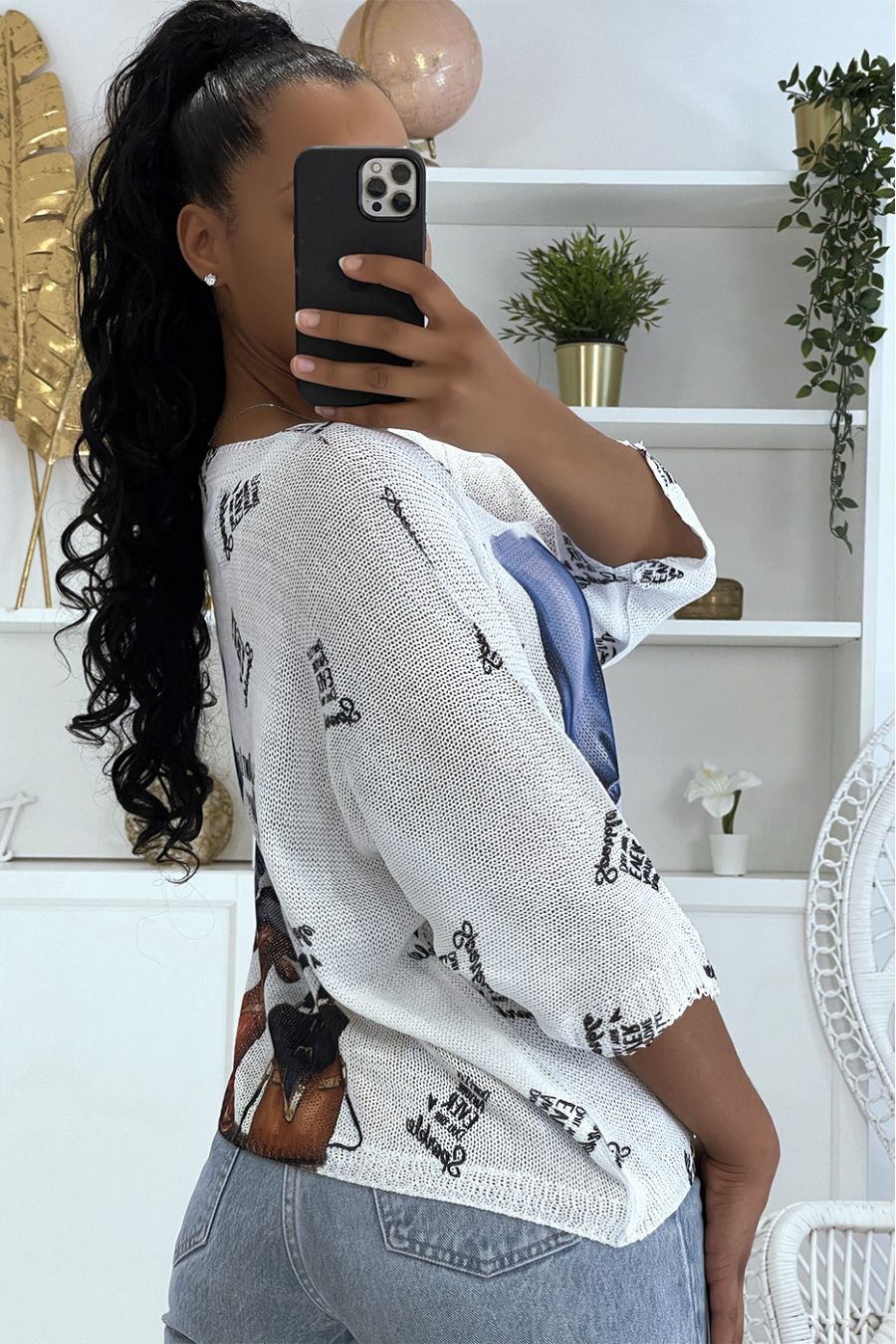 Loose white knitted top with half-length sleeves and woman's leg patterns in heels - 1