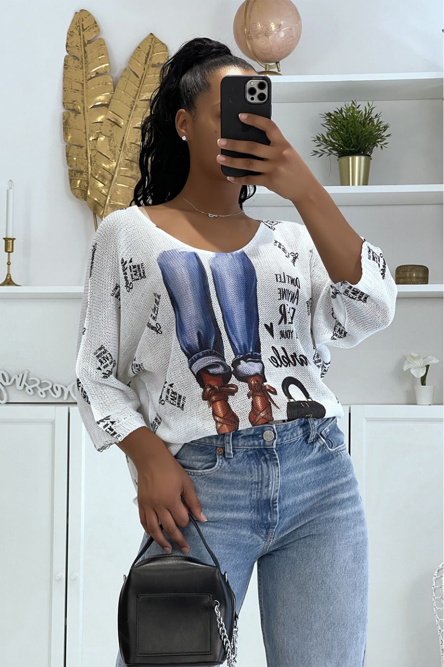 Loose white knitted top with half-length sleeves and woman's leg patterns in heels - 3