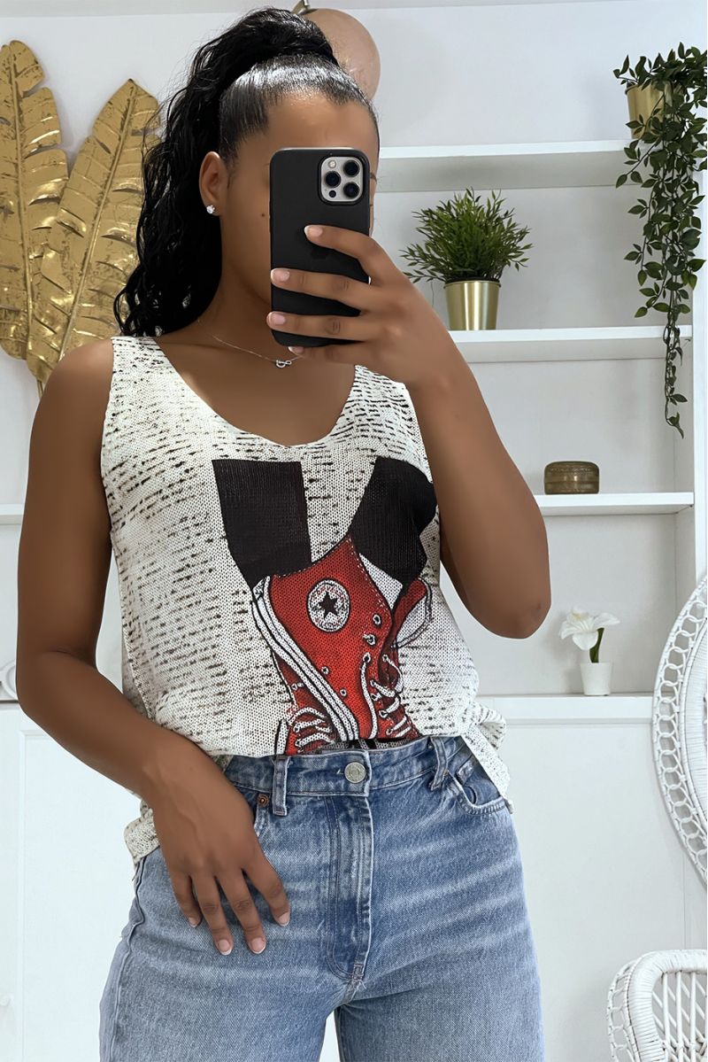 Beige gebreide tanktop met V-hals en trendy rode en witte converse basketbalpatronen - 1