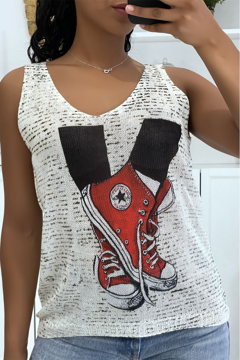 Beige gebreide tanktop met V-hals en trendy rode en witte converse basketbalpatronen - 3