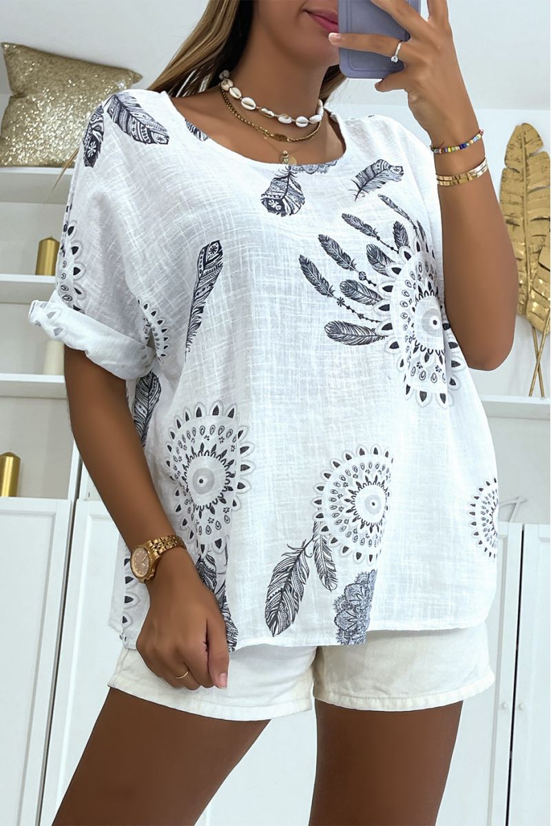 Losse en lange witte top met rozetprint en mooie veren in dromenvangerstijl - 2