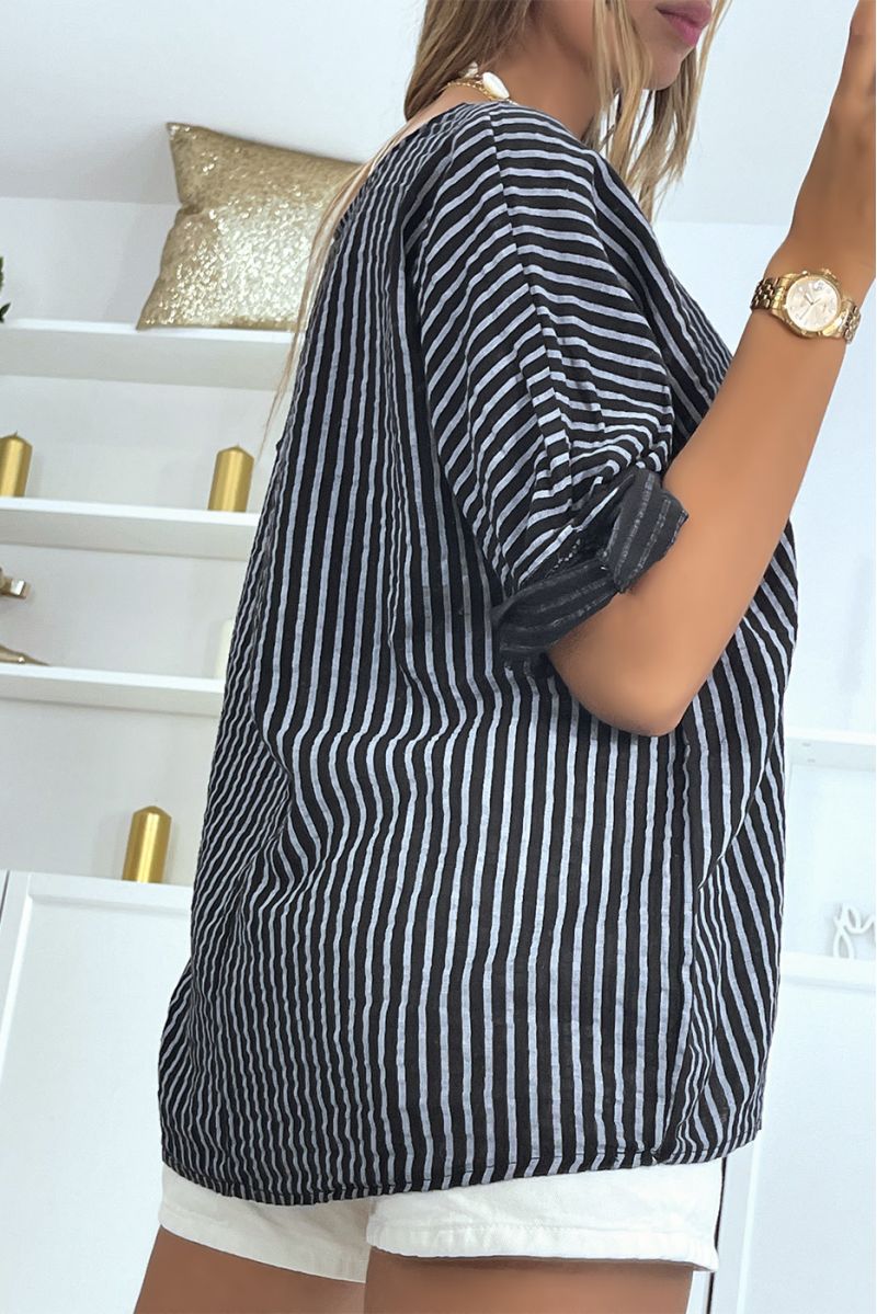 Loose black top with stripes and timeless round neck adapts to all body types - 3