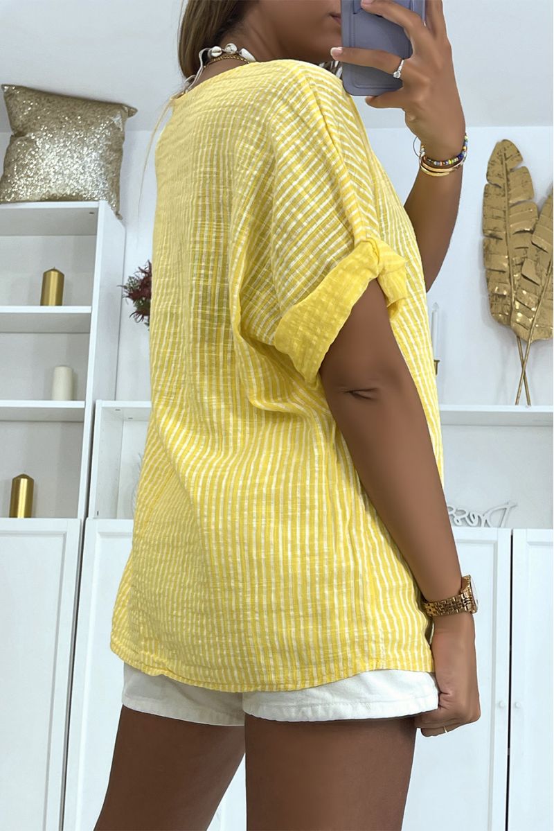 Loose yellow top with stripes and timeless round neck adapts to all body types - 3