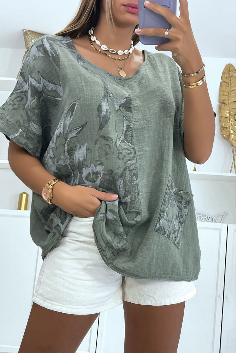 Oversized kaki top met rokerige bloemenprint met ronde hals en halflange mouwen - 1 Oversized kaki top met rokerige bloemenprint met ronde hals en halflange mouwen - 1