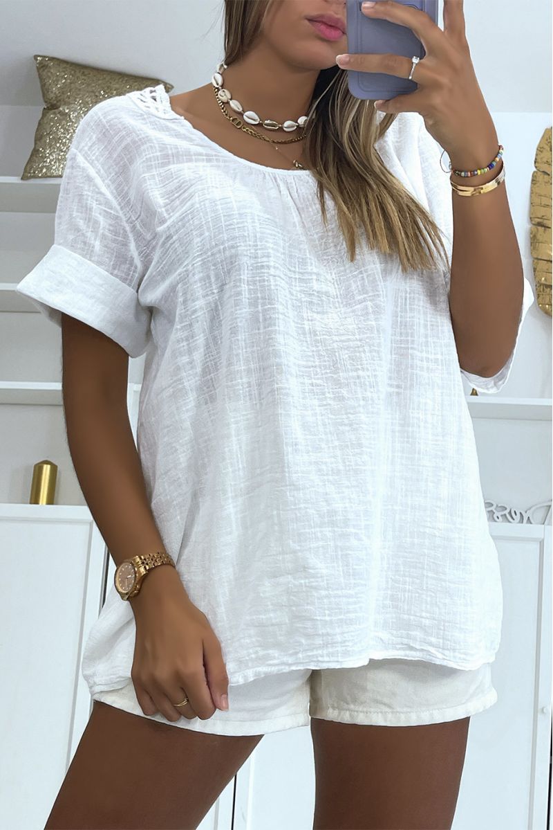 Loose-fitting white cotton top with beautiful lace on the back and round neck - 2
