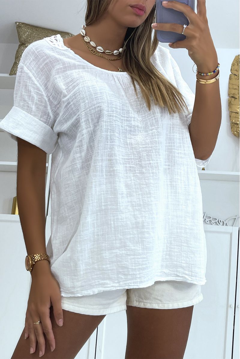 Loose-fitting white cotton top with beautiful lace on the back and round neck - 3