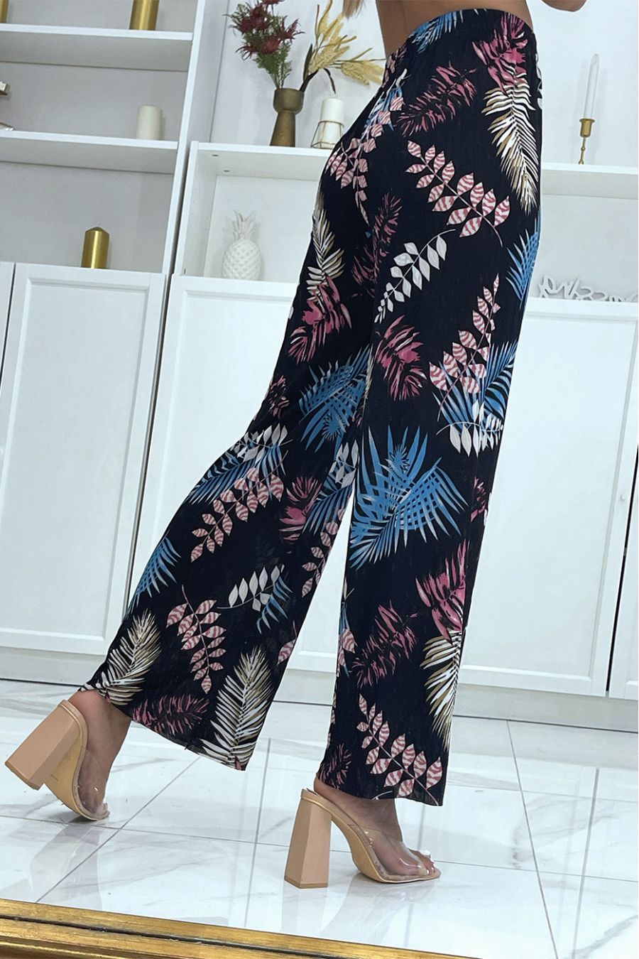 Broek met wijde pijpen en zwarte en blauwe bloemen- en bladerprint in de taille - 4