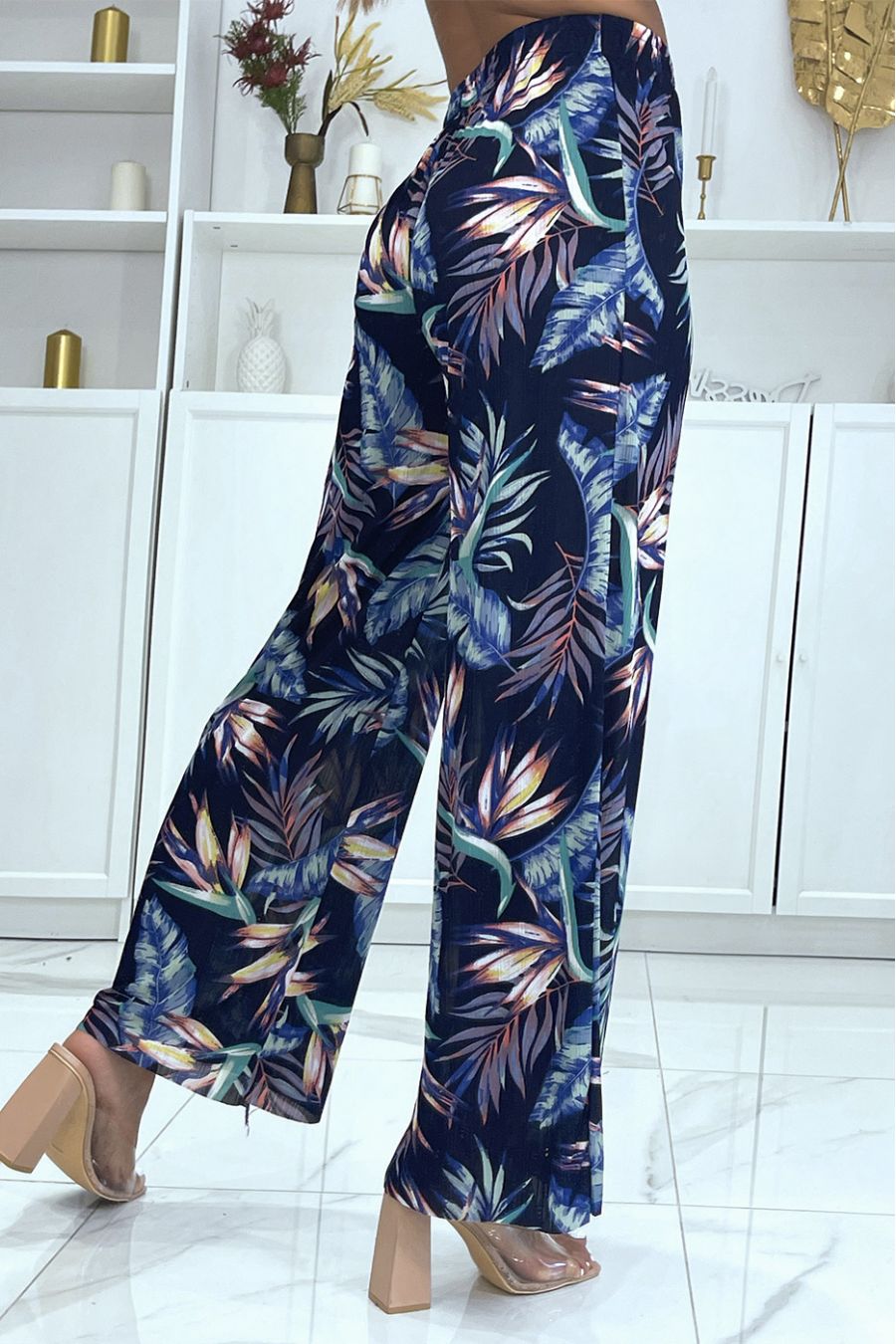 Pantalon patte d'éléphant marine à imprimé floral et feuillage cintrée à la taille  - 3