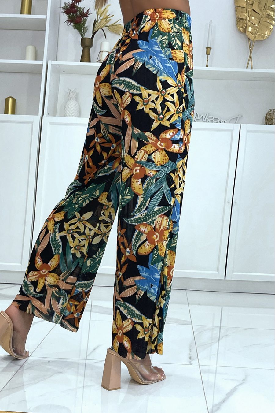 Mustard bell bottom pants with floral print and foliage fitted at the waist  - 3