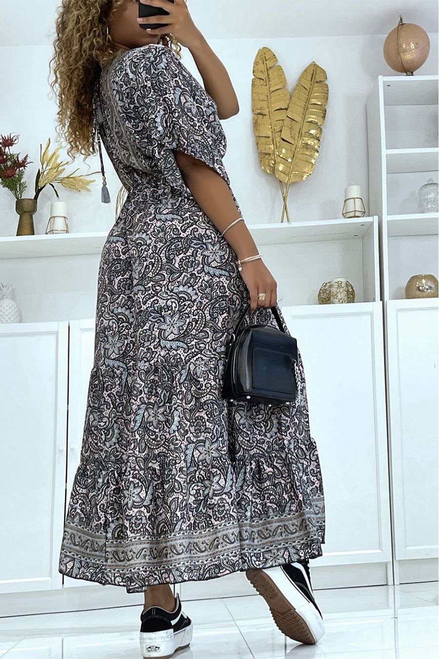 Longue robe rose  à imprimé oriental col V à manches mi-longue cintrée à la taille  - 3