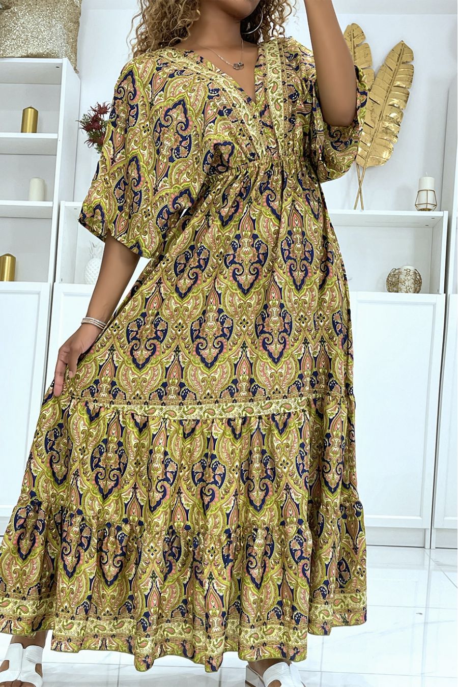 Long green dress with oriental print, V-neck, mid-length sleeves, fitted at the waist - 1