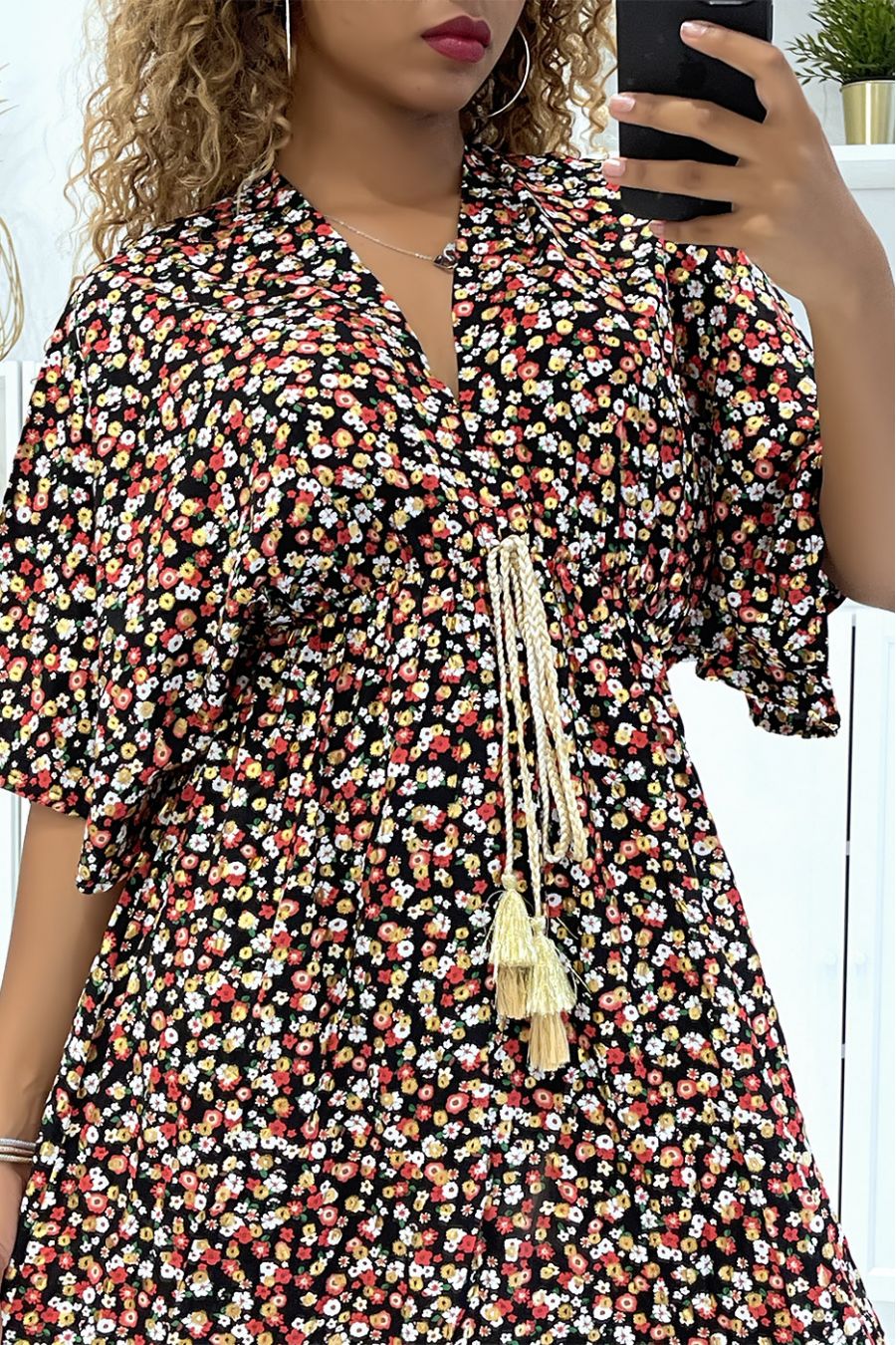 Longue robe noire fleurie à petite fleur dorée et magnifique imprimé floral multicolore - 3