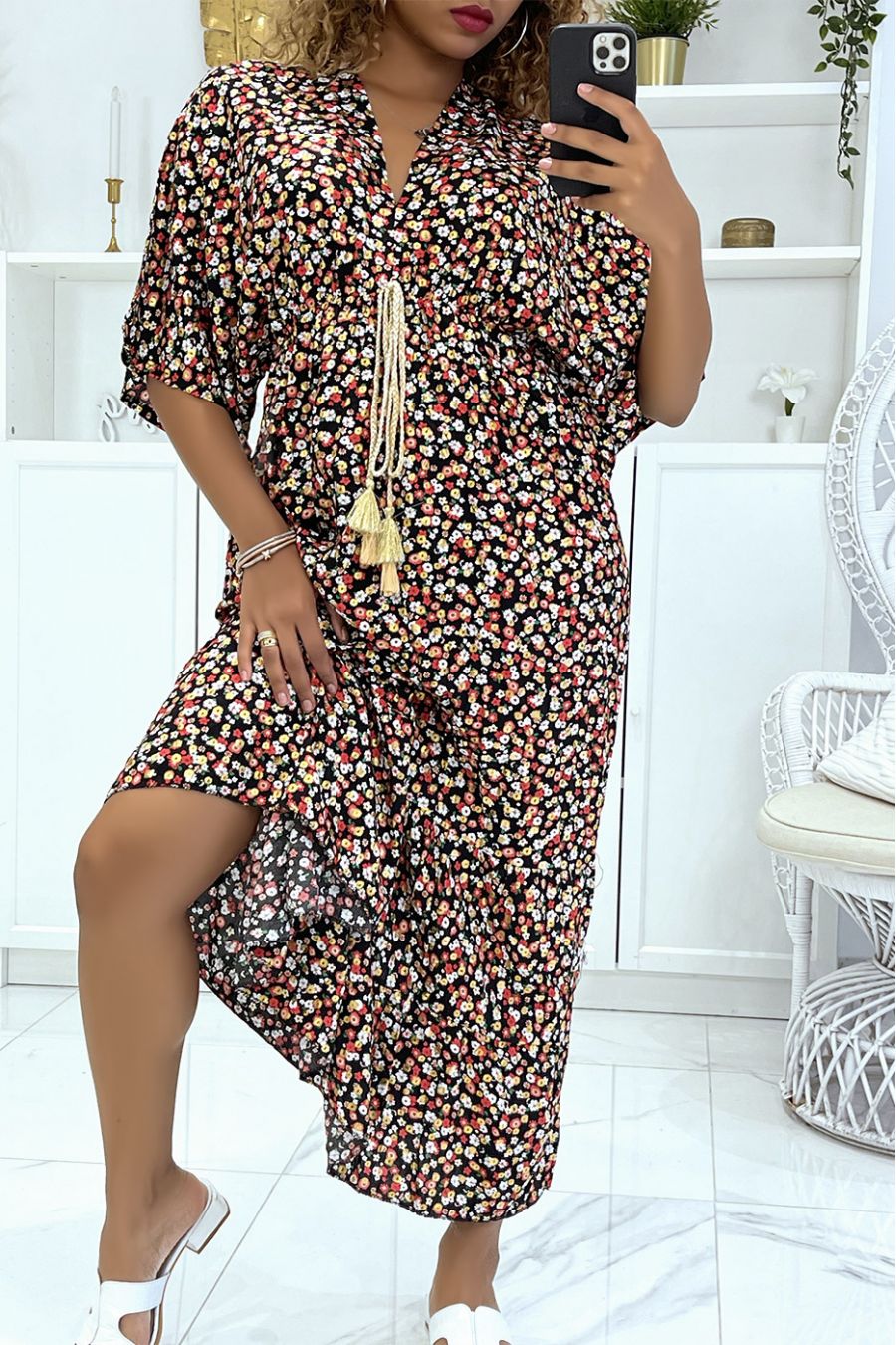 Longue robe noire fleurie à petite fleur dorée et magnifique imprimé floral multicolore - 4