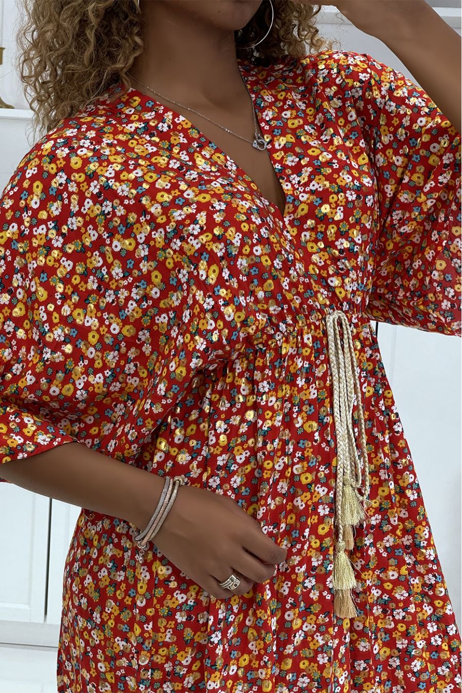 Longue robe rouge fleurie à petite fleur dorée et magnifique imprimé floral multicolore - 2