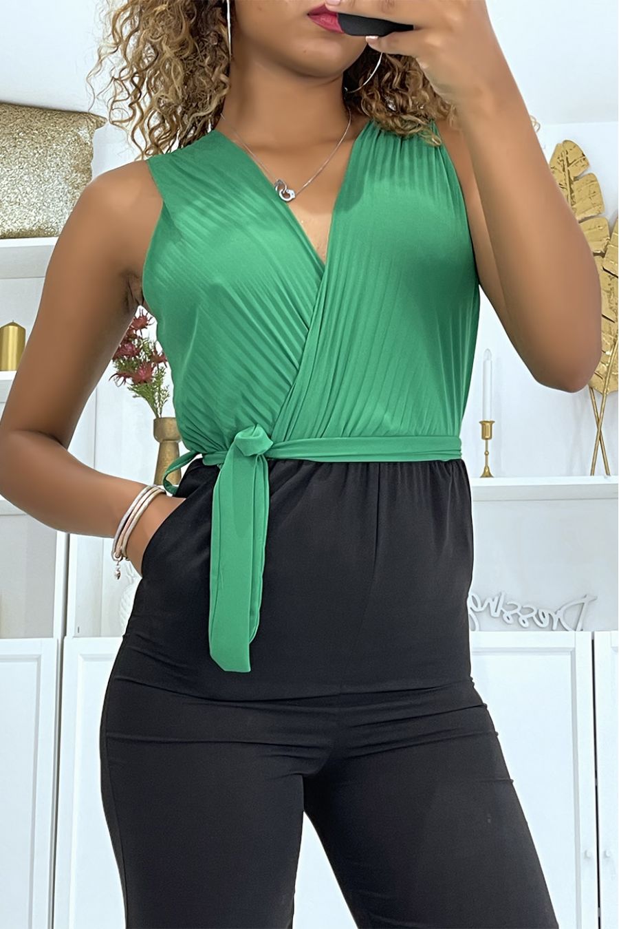 Tweekleurige groene jumpsuit met overslag, geplooide sluier op de borst en mooie riem in de taille - 1
