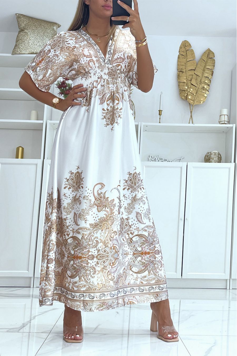 Robe longue satinée blanche à motif bohème et col V - 2
