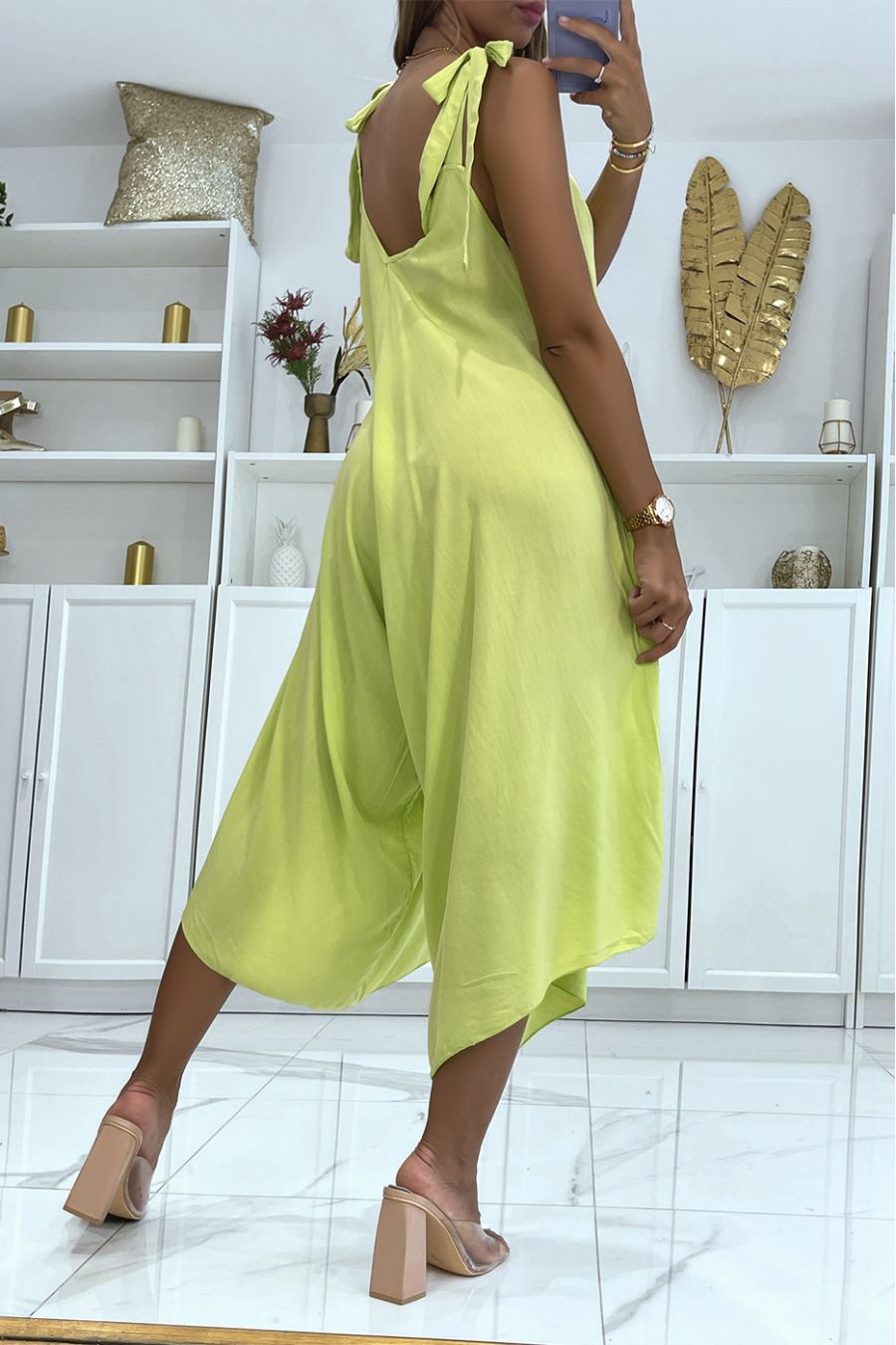 Soepelvallende zomerjumpsuit van pistache in asymmetrische sarouelstijl - 4